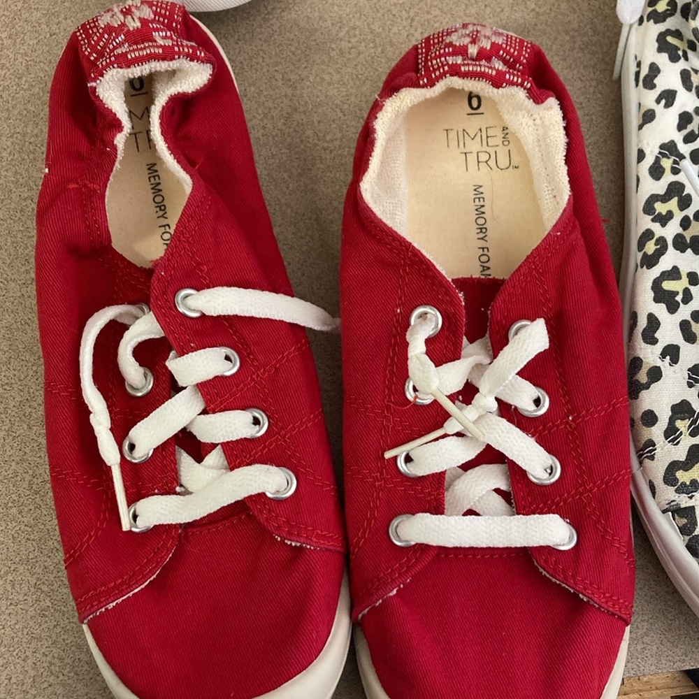 3 pair tennis shoes - Picture 3 of 10